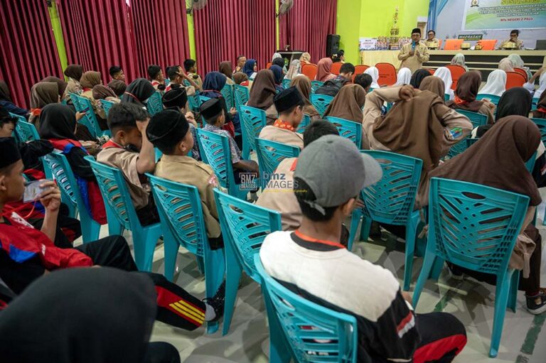 Sejumlah pelajar mengikuti kegiatan sosialisasi moderasi beragama di Madrasah Tsanawiyah (MTs) Negeri 2 Palu, Sulawesi Tengah, Kamis (13/6/2024). (bmzIMAGES/Basri Marzuki)