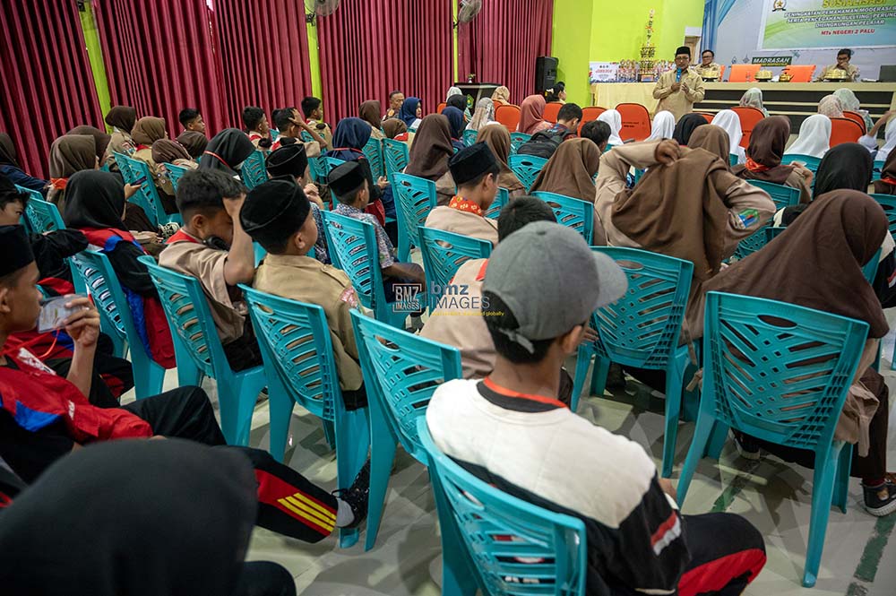 Sejumlah pelajar mengikuti kegiatan sosialisasi moderasi beragama di Madrasah Tsanawiyah (MTs) Negeri 2 Palu, Sulawesi Tengah, Kamis (13/6/2024). (bmzIMAGES/Basri Marzuki)