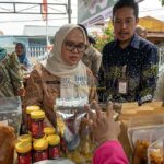 Sekkot Palu Irmayanti (kedua kiri) bersama Kadis Pertanian dan Ketahanan Pangan Kota Palu Asharrini Mastura (kiri), Kepala BPOM Palu Mardianto (kedua kanan) dan Lurah Besusu Barat Andriani (kanan) meninjau stan pada Gerakan Pangan Murah di halaman Kantor Dinas PKP Kota Palu, Kamis (13/5/2024). (Foto: bmzIMAGES/Basri Marzuki)