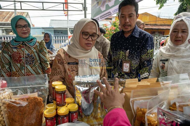 Sekkot Palu Irmayanti (kedua kiri) bersama Kadis Pertanian dan Ketahanan Pangan Kota Palu Asharrini Mastura (kiri), Kepala BPOM Palu Mardianto (kedua kanan) dan Lurah Besusu Barat Andriani (kanan) meninjau stan pada Gerakan Pangan Murah di halaman Kantor Dinas PKP Kota Palu, Kamis (13/5/2024). (Foto: bmzIMAGES/Basri Marzuki)