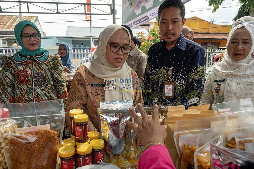 Sekkot Palu Irmayanti (kedua kiri) bersama Kadis Pertanian dan Ketahanan Pangan Kota Palu Asharrini Mastura (kiri), Kepala BPOM Palu Mardianto (kedua kanan) dan Lurah Besusu Barat Andriani (kanan) meninjau stan pada Gerakan Pangan Murah di halaman Kantor Dinas PKP Kota Palu, Kamis (13/5/2024). (Foto: bmzIMAGES/Basri Marzuki)