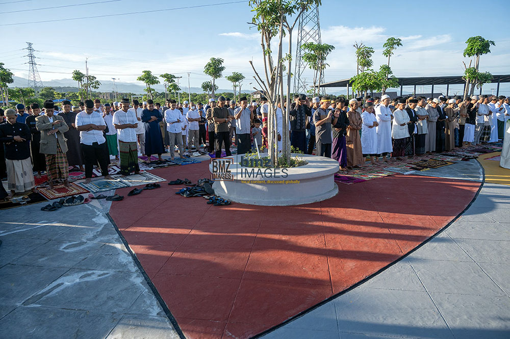 Umat muslim melaksanakan shalat Idul Adha di Taman Huntap Talise, Palu, Sulawesi Tengah, Senin (17/6/2024). (bmzIMAGES/Basri Marzuki)