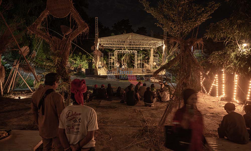 Dade Reme Vula Kampung Kaili di Bandsaw Cafe, Palu, Jumat (21/6/2024) malam. (bmzIMAGES/Basri Marzuki)