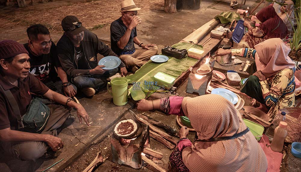 Menikmati sajian makanan khas Dange (bmzIMAGES/Basri Marzuki)