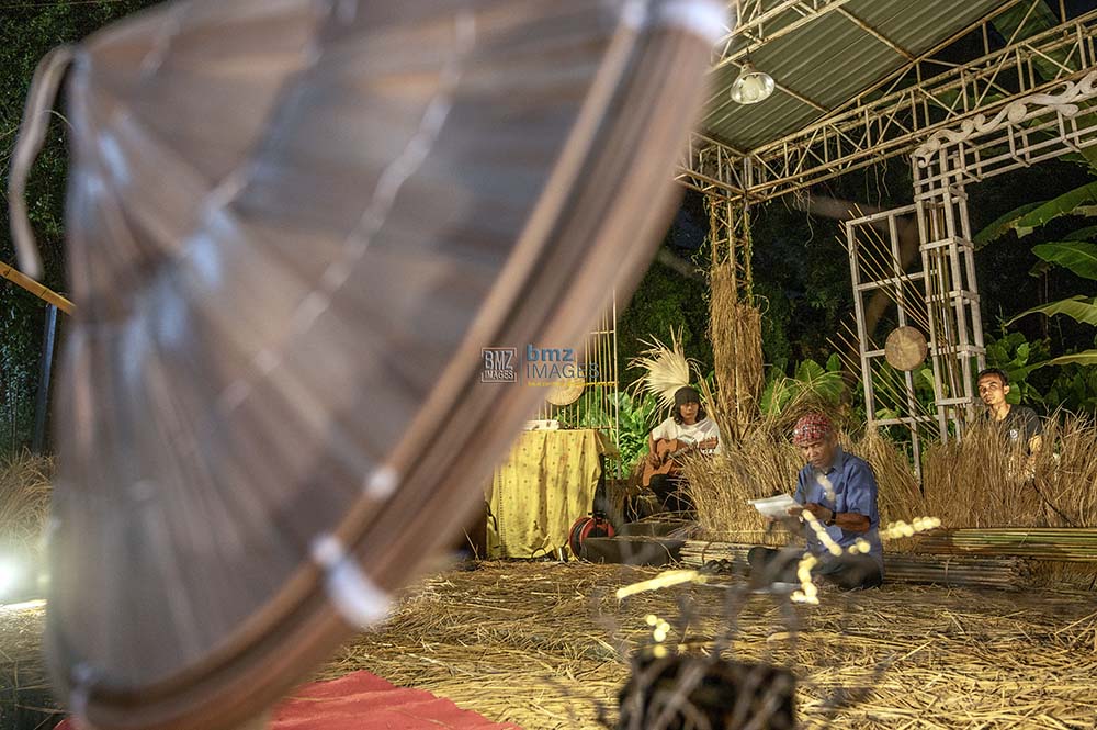 Seniman tradisi memainkan Kayori (bmzIMAGES/Basri Marzuki)