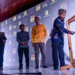 Kepala Dinas Kebudayaan Sulteng Andi Kamal Lembah (kanan) memukul gong menandai pembukaan Festival Film Pelajar Sulawesi Tengah di Palu, Sulawesi Tengah, Rabu (12/6/2024). (bmzIMAGES/bmz)