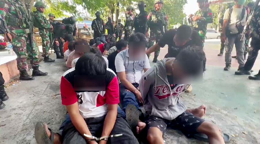Sejumlah warga yang diamankan pada penggerebekan di Kayumalue dan Tatanga, Kamis (20/6/2024). (Foto: Tangkapan layar)