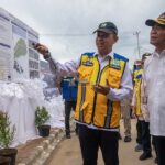 Menteri Koordinator Pembangunan Manusia dan Kebudayaan (PMK) Muhadjir Effendy (kanan) mendengarkan penjelasan dari Dirjen Perumahan Kementerian PUPR Irwan Suprijanto tentang pembangunan Huntap Tondo II di Palu, Sulawesi Tengah, Jumat (14/6/2024). (bmzIMAGES/Basri Marzuki)