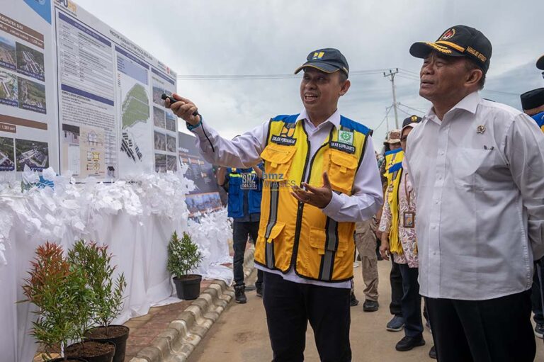Menteri Koordinator Pembangunan Manusia dan Kebudayaan (PMK) Muhadjir Effendy (kanan) mendengarkan penjelasan dari Dirjen Perumahan Kementerian PUPR Irwan Suprijanto tentang pembangunan Huntap Tondo II di Palu, Sulawesi Tengah, Jumat (14/6/2024). (bmzIMAGES/Basri Marzuki)