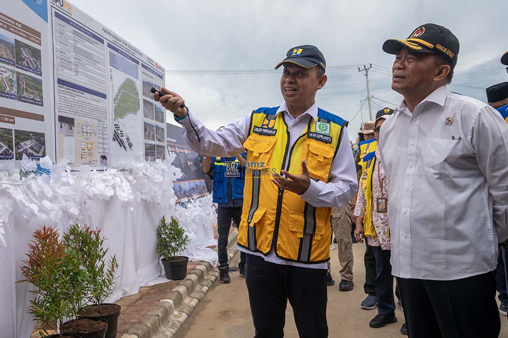 Menteri Koordinator Pembangunan Manusia dan Kebudayaan (PMK) Muhadjir Effendy (kanan) mendengarkan penjelasan dari Dirjen Perumahan Kementerian PUPR Irwan Suprijanto tentang pembangunan Huntap Tondo II di Palu, Sulawesi Tengah, Jumat (14/6/2024). (bmzIMAGES/Basri Marzuki)