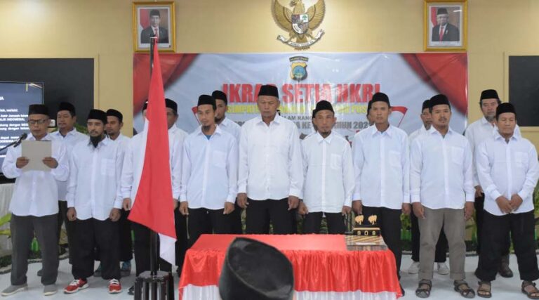 18 simpatisan Jamaah Islamiyah yang berikrar setia kepada NKRI di Polres Poso, Rabu (12/6/2024). (Foto: Humas Polda Sulteng)