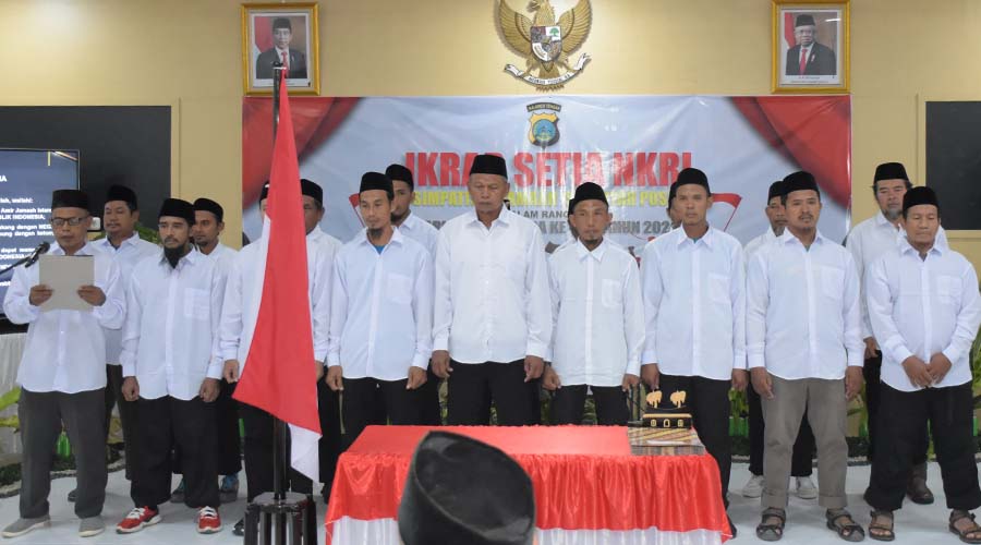 18 simpatisan Jamaah Islamiyah yang berikrar setia kepada NKRI di Polres Poso, Rabu (12/6/2024). (Foto: Humas Polda Sulteng)
