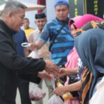 Danrem 132 Tadulako, Brigjen TNI Dody Triwinarto (kiri) menyerahkan daging kurban kepada warga di makorem 132/Tdl, Senin (17/6/2024). (Foto: Penrem 132/Tdl)
