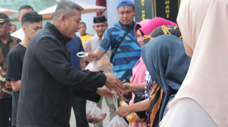 Danrem 132 Tadulako, Brigjen TNI Dody Triwinarto (kiri) menyerahkan daging kurban kepada warga di makorem 132/Tdl, Senin (17/6/2024). (Foto: Penrem 132/Tdl)