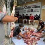 Penyembelihan hewan kurban oleh PT CPM di Sekretariat Rumah Jurnalis di Palu, Selasa (18/6/2024). (Foto: ist)