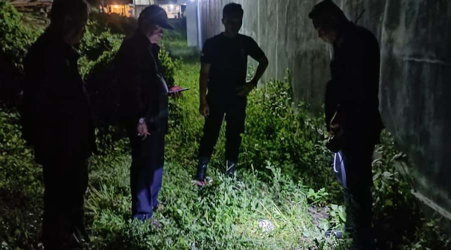 Penyisiran oleh di sekitar dinding Lapas Luwuk, Senin (17/6/2024). (Foto: HO-Lapas Luwuk)