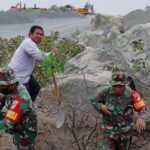 Sejumlah angota TNI dan warga menanam pohon tremebesi di salah satu kawasan pertambangan galian C di Buluri-Watusampu, Plau, Jumat (7/6/2024). (Foto: Humas Pemkot Palu)