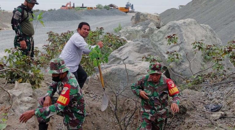 Sejumlah angota TNI dan warga menanam pohon tremebesi di salah satu kawasan pertambangan galian C di Buluri-Watusampu, Plau, Jumat (7/6/2024). (Foto: Humas Pemkot Palu)