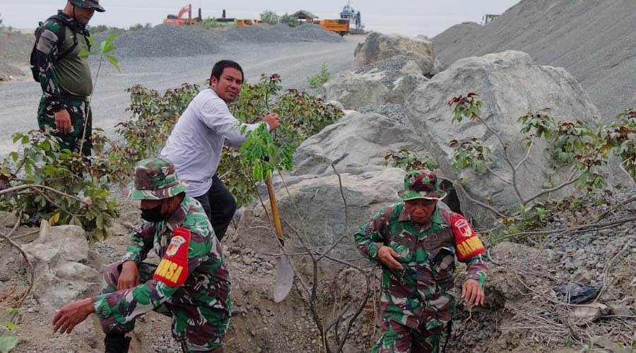 Sejumlah angota TNI dan warga menanam pohon tremebesi di salah satu kawasan pertambangan galian C di Buluri-Watusampu, Plau, Jumat (7/6/2024). (Foto: Humas Pemkot Palu)