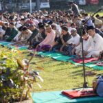 Sejuml;ah pejabat, staf, dan masyarakat sekitar mendengar khutbah usai shalat Idul Adha di Lapangan Tatura, Palu, Senin (17/6/2024). (Foto: Humas Pemkot Palu)