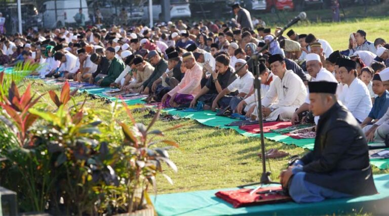 Sejuml;ah pejabat, staf, dan masyarakat sekitar mendengar khutbah usai shalat Idul Adha di Lapangan Tatura, Palu, Senin (17/6/2024). (Foto: Humas Pemkot Palu)