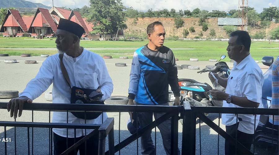 Asisten 3 Setda Kota Palu, Imran Lataha (kanan) bersama pimpinan OPD di lokasi perisapan MTQ XXX Sirkuti Panggona, Jumat (14/6/2024). (Foto: Humas Pemkot Palu)