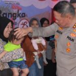 Kapolda Sulteng, Irjen Pol Agus Nogroho mengusap kepala seorang balita pada Bakti Kesehatan dalam rangka Hari bahayngkara ke-78 di RS Bahayngkara Palu, Senin (24/6/2024). (Foto: Humas Polda Sulteng)