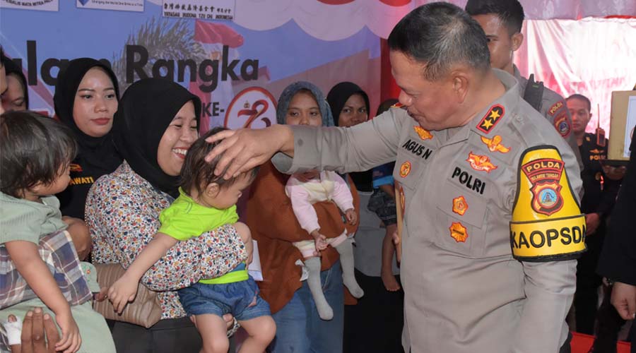 Kapolda Sulteng, Irjen Pol Agus Nogroho mengusap kepala seorang balita pada Bakti Kesehatan dalam rangka Hari bahayngkara ke-78 di RS Bahayngkara Palu, Senin (24/6/2024). (Foto: Humas Polda Sulteng)