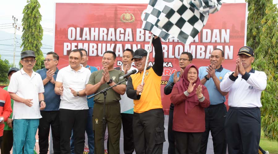Kapolda Sulteng Irjen Pol Agus Nugroho (ketiga kanan) mengangkat bendera start saat melepas jalan santai di Mapolda Sulteng, Sabtu (22/6/2024). (Foto: Humas Polda Sulteng)