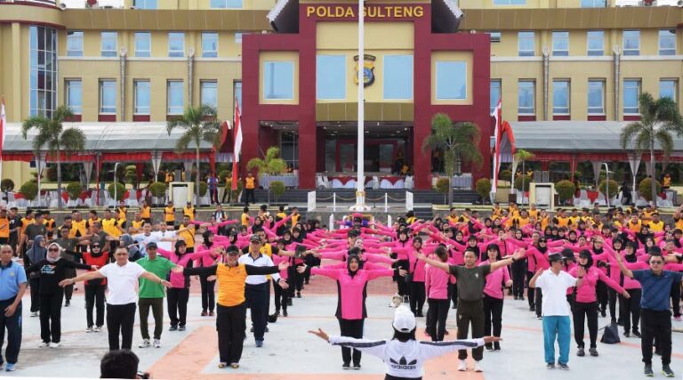 Kapolda Sulteng Irjen Pol Agus Nugroho (ketiga kanan depan) bersama Ketua Bhayangkari Sulteng Ny. Agus Nugroho (tengah) mengikuti senam bersama di Mapolda Sulteng, Sabtu (22/6/2024). (Foto: Humas Polda Sulteng)