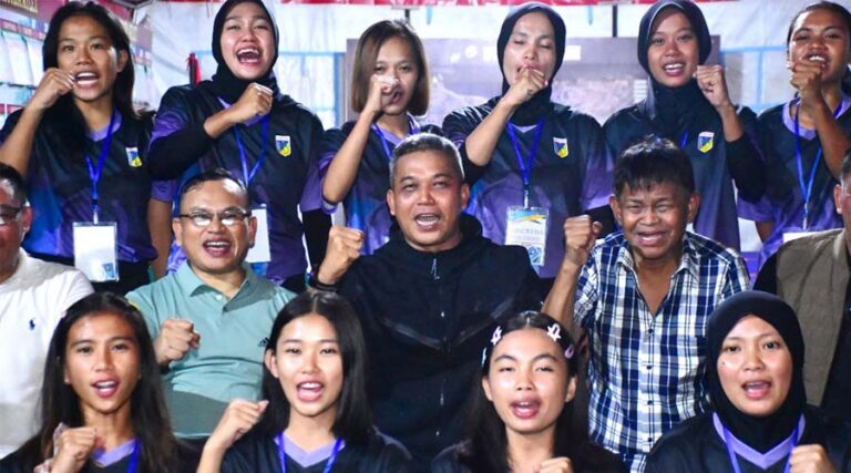 Gubernur Sulteng, Rsudy Mastura (kanan tengah) bersama Danrem 132 Tadulako, Brigjen TNI Dody Triwinarto (kedua kanan tengah) di antara para atlet Puslatda PON XXI di Barak Yonif 711 Raksatama palu, Selasa (18/6/2024). (Foto: Penrem 132/Tdl)