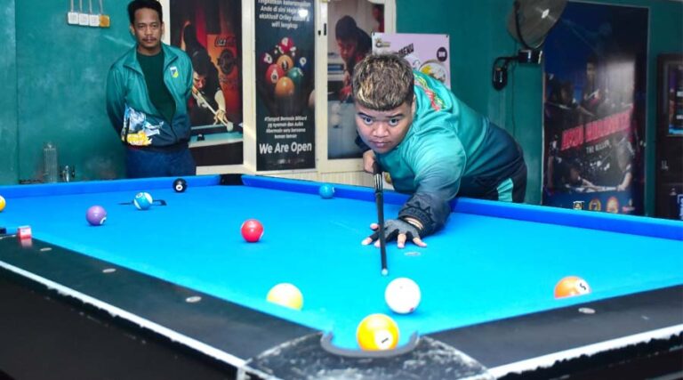 Atlet biliar Sulteng PON XXI Aceh-Sumut, Ardin Wiranata didampingi pelatih Bobe Osman melakukan latihan rutin Puslatda. (Foto: Humas Puslatda PON)