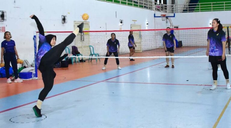Atlet sepak takraw Sulteng melaksanakan sesi latihan pada Puslatda PON XXI di GBK Palu, Senin (24/6/2024). (Foto: Humas Poslatda PON)