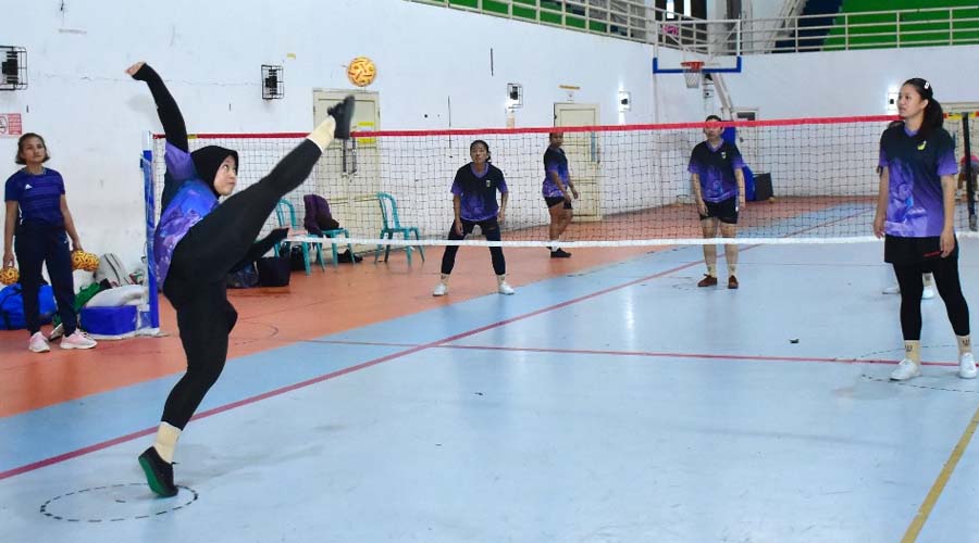 Atlet sepak takraw Sulteng melaksanakan sesi latihan pada Puslatda PON XXI di GBK Palu, Senin (24/6/2024). (Foto: Humas Poslatda PON)