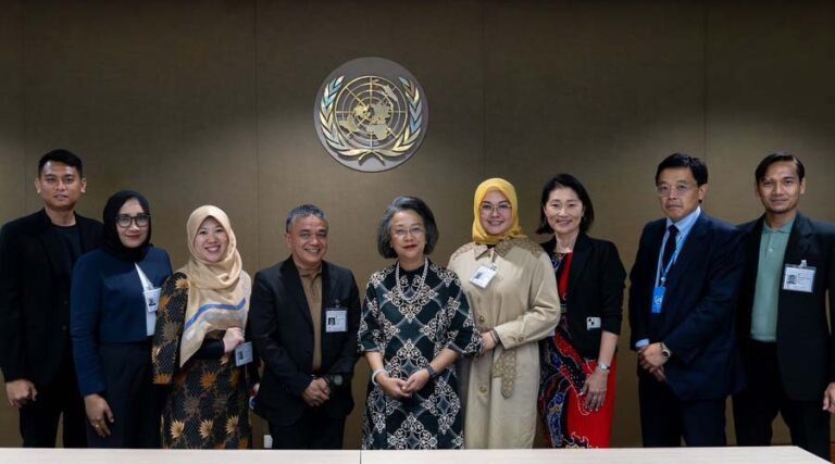 Walikota Palu, Hadianto Rasyid (ketiga kanan) bersama sejumlah delegasi dari berbagai negara pada Konferensi ILO di Bangkok, Thailand, Rabu (19/6/2024). (Foto: Sikola Mombine)