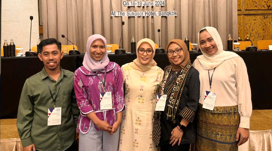 Ketua Bapemperda DPRD Kota Palu, Mutmainah Korona (tengah) bersama Direktur Sikola Mombine, Nursafitri Lasibani (kedua kanan) pada Konferensi ILO di Bangkok, Thailand, Rabu (19/6/2024). (Foto: Sikola Mombine)