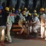 Sejumlah buruh mengevakuasi rekannya yang terluka akibat tungku feronikel meledak di PT ITSS Morowali, Kamis (13/6/2024). (Foto: tangkapan layar)