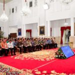 Presiden RI Joko Widodo (kanan) memberikan sambutan pada Rakornas Pengendalian Inflasi yang digelar secara hybrid di Istana Negara, Jumat (14/6/2024). (Foto: Ist)
