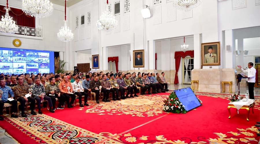 Presiden RI Joko Widodo (kanan) memberikan sambutan pada Rakornas Pengendalian Inflasi yang digelar secara hybrid di Istana Negara, Jumat (14/6/2024). (Foto: Ist)