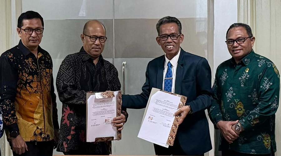 Ketua BAN-PDM Provinsi Sulteng Dr Gazali Lembah (kedua kiri) bersama Rektor UIN Datokarama Prof Lukman Thahir (kdua kanan) usai meneken MoU di Kampus UIN Datokarama, di Kota Palu, Provinsi Sulteng, Rabu (19/6/2024). (Foto: UIN datokarama)
