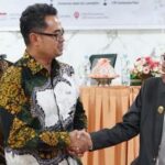 Rektor UIN Datokarama, Prof Lukman Thahir (kanan) berjabat tangan dengan perwakila Universitas Sains Malaysia usai meneken MoU di Palu, Senin (24/6/2024). (Foto: UIN Datokarama)