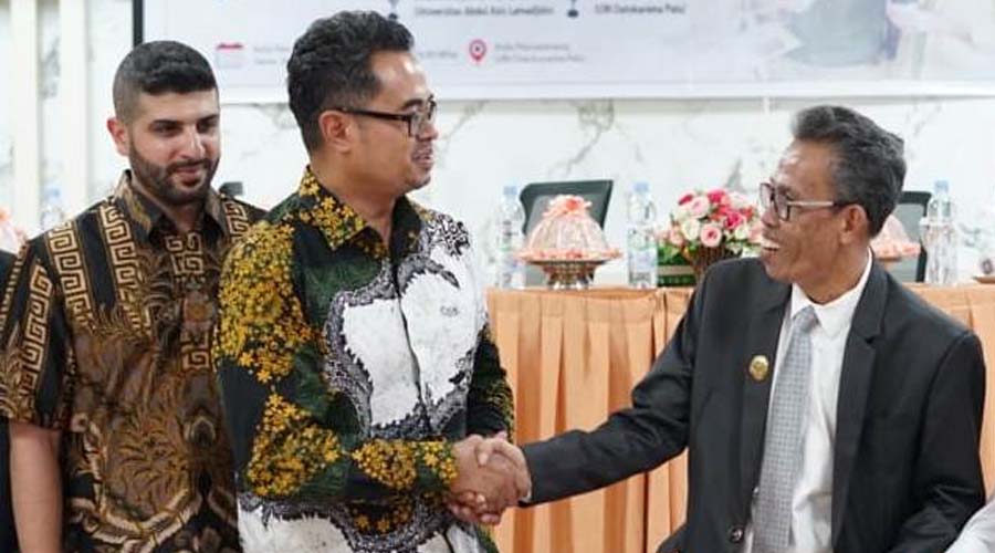 Rektor UIN Datokarama, Prof Lukman Thahir (kanan) berjabat tangan dengan perwakila Universitas Sains Malaysia usai meneken MoU di Palu, Senin (24/6/2024). (Foto: UIN Datokarama)