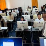 Rektor UIN Datokarama, Prof Lukman Thahir (kanan depan) meninjau pelaksanaan ujian seleksi masuk berbasis elektronik, Senin (24/6/2024). (Foto: UIN Datokarama)