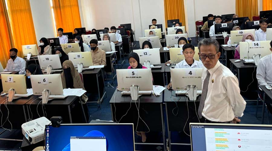 Rektor UIN Datokarama, Prof Lukman Thahir (kanan depan) meninjau pelaksanaan ujian seleksi masuk berbasis elektronik, Senin (24/6/2024). (Foto: UIN Datokarama)