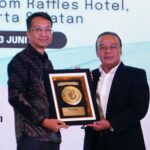 Head of Communications PT Vale, Bayu Aji (kiri) menerima sertifikat Bisnis Indnesia Awards 2024 di Jakarta, Kamis (13/6/2024). (Foto: HO-PT Vale)