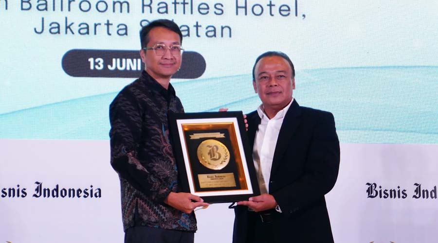 Head of Communications PT Vale, Bayu Aji (kiri) menerima sertifikat Bisnis Indnesia Awards 2024 di Jakarta, Kamis (13/6/2024). (Foto: HO-PT Vale)