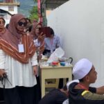 Wali Kota Palu, Hadianto Rasyid (kiri) memerhatikan pelajar membuat mural di MTs Negeri 2 Palu, Selasa (11/6/2024). (Foto: Ist)