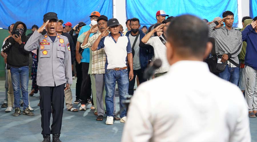 Sejumlah jukir mengikuti Apel Akbar Jukir di Lapangan Tenis KONI Kota Palu, Kamis (4/7/2024). (Foto: Prokopim Setda Kota Palu/Jufri)