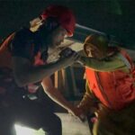 Tim SAR mengevakuasi salah seorang dari 25 penumpang KM Samalipu yang mati mesin di Banggai Laut, Kamis (18/7/2024). (Foto: Humas Basarnas Palu)