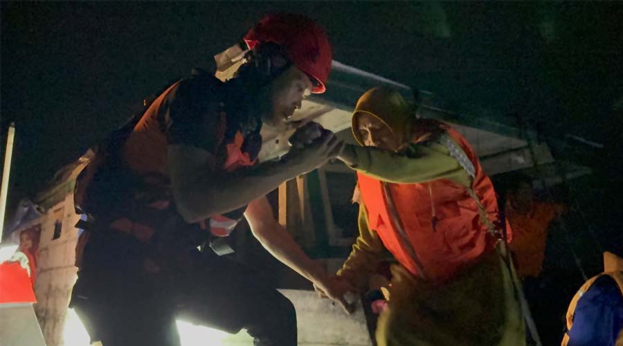 Tim SAR mengevakuasi salah seorang dari 25 penumpang KM Samalipu yang mati mesin di Banggai Laut, Kamis (18/7/2024). (Foto: Humas Basarnas Palu)